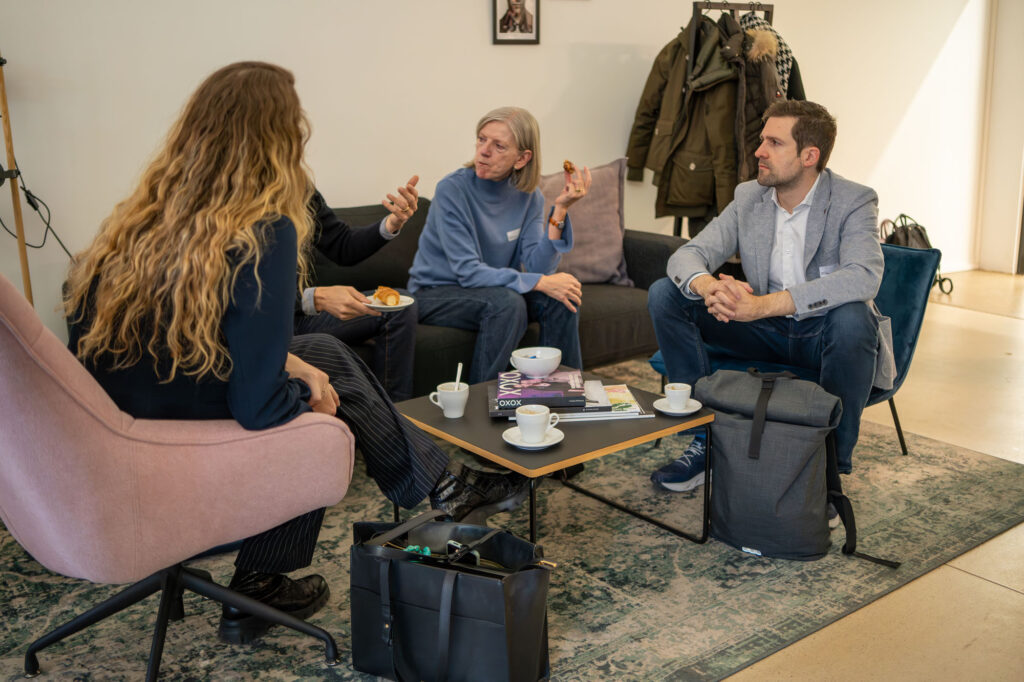 Espresso Talx bei xeit zum Thema Corporate Influencer, Drei Gäste von xeit networken zusammen bei der xeit AG.