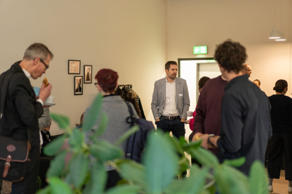 Espresso Talx bei xeit zum Thema Corporate Influencer, Menschenmenge nach dem Espresso Talk von der xeit AG