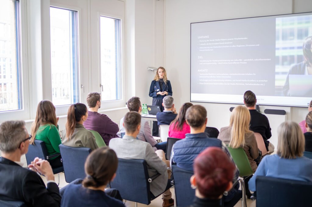 Espresso Talx bei xeit zum Thema Corporate Influencer, Referentin Claudine Young redet über Corporate Influencer